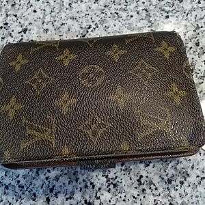 authentic LV wallet preloved but fully functional